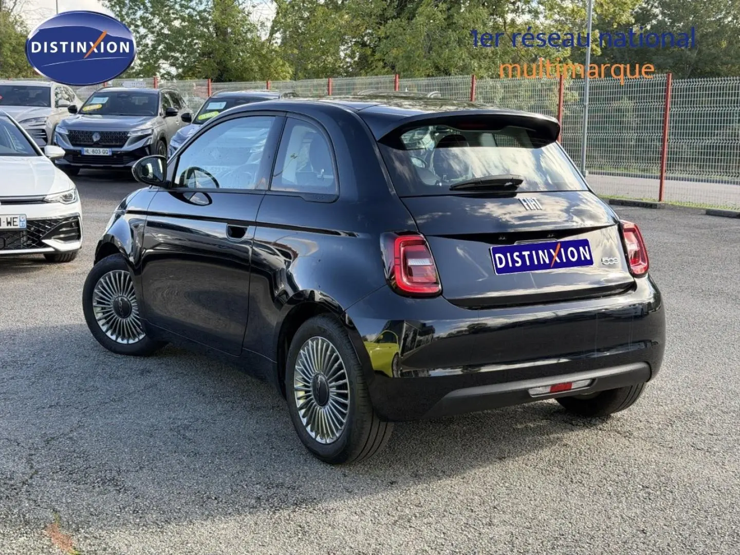 Fiat 500 e 118ch 2024 en Onyx Black pastel vue 3/4 arrière droit, avec feux arrière LED et jantes spécifiques.
