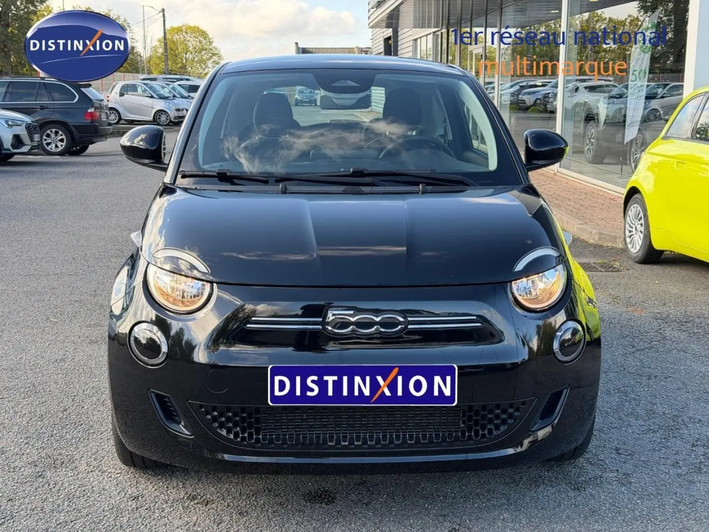 Vue avant d'une Fiat 500 électrique 2024 en Onyx Black pastel, avec phares ronds et logo 500 chromé.