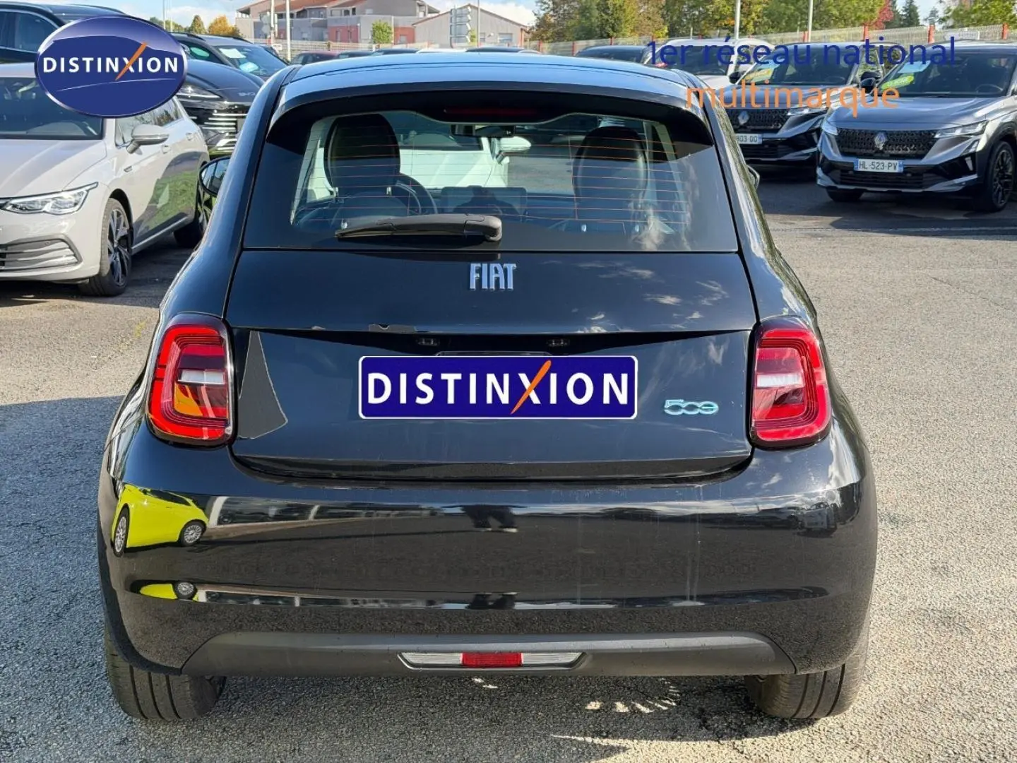 Vue arrière d'une FIAT 500 électrique 2024 en Onyx Black pastel avec feux arrière LED et logo 500 lumineux.