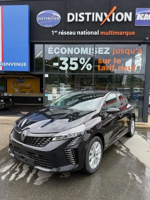 Renault Clio Evolution Blue dCi 100 noire vue en 3/4 avant, avec calandre chromée et feux LED allumés.