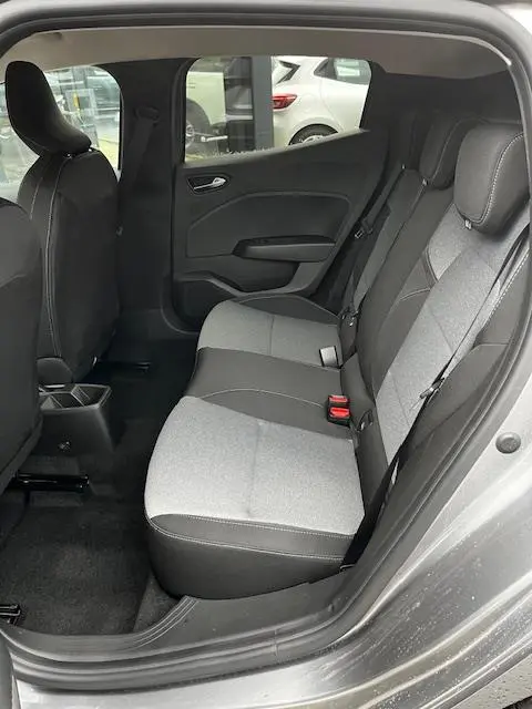 Vue intérieure côté droit montrant la banquette arrière grise et noire de la Renault Clio Evolution Blue dCi 100 2025.