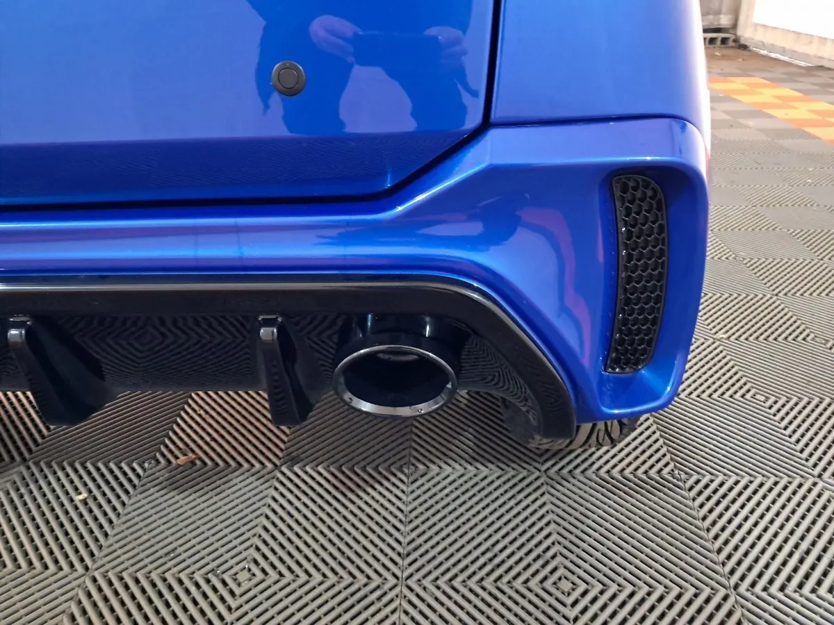 Gros plan sur l’échappement et le pare-chocs arrière bleu de l’AIXAM AMBITION 0.5 CITY GTO 2026.