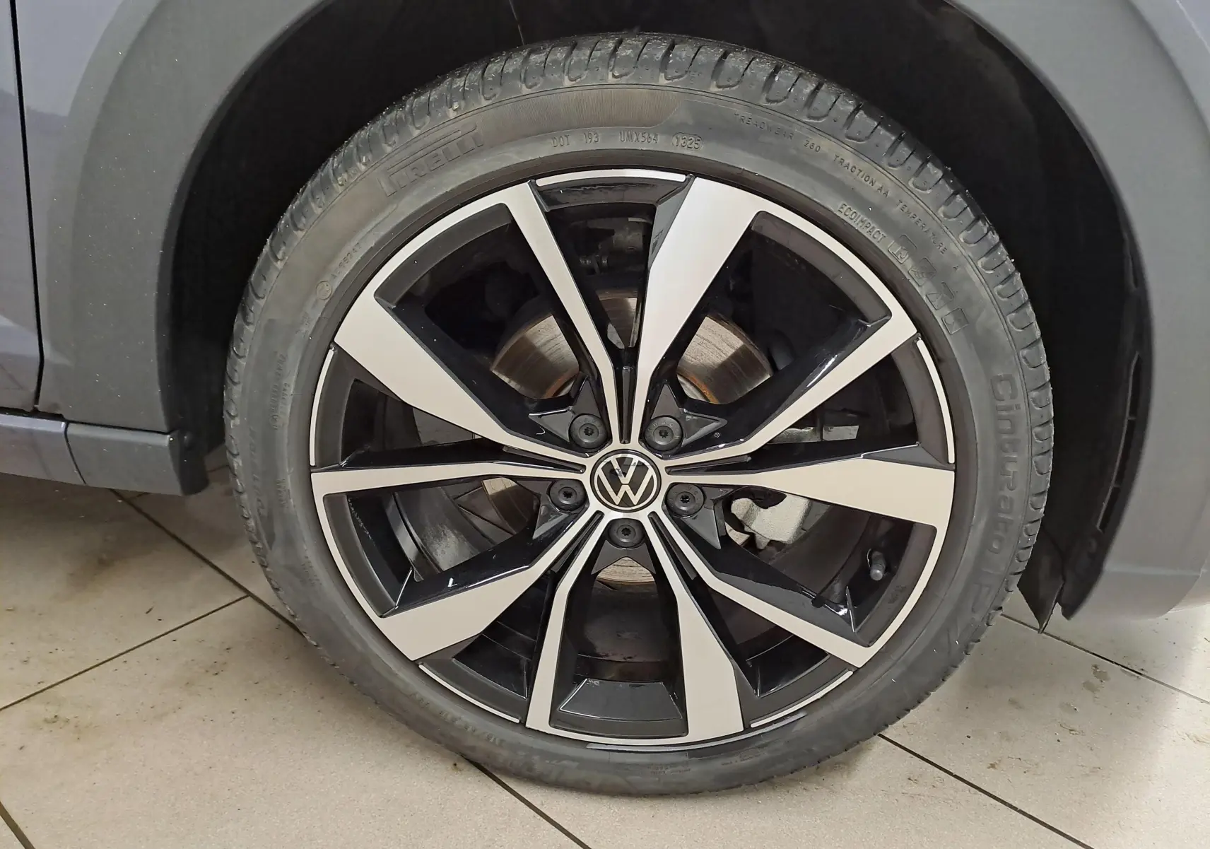 Gros plan sur la jante alliage 18 pouces bicolore "Misano" du Volkswagen Taigo gris cendré, avec pneu Pirelli.