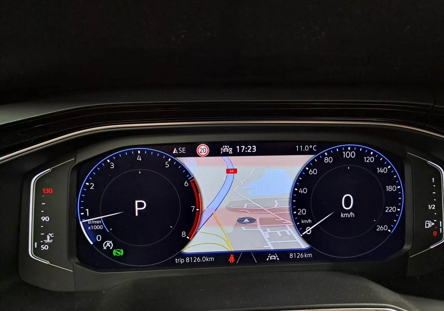 Tableau de bord numérique du Volkswagen Taigo 1.5 TSI 150 DSG7 R-Line Edition affichant la navigation et les compteurs à l'arrêt.