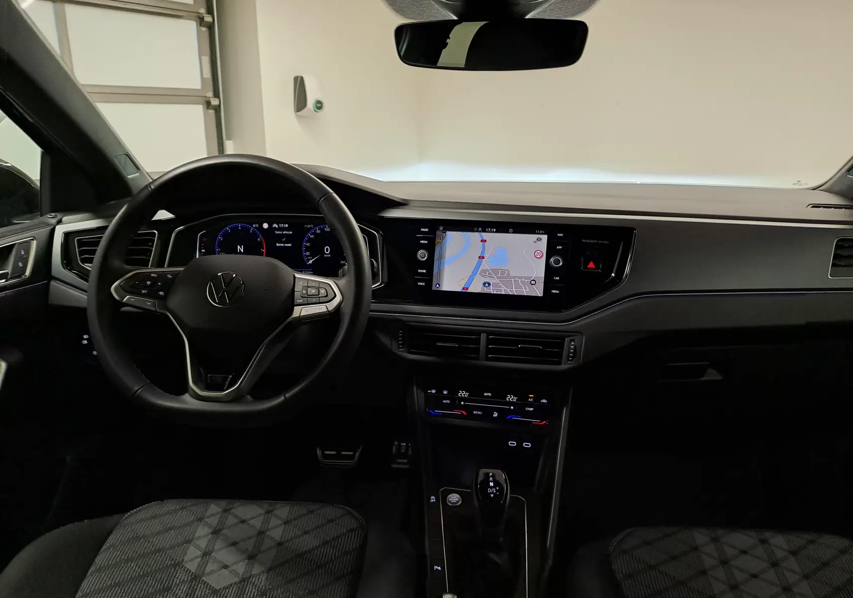 Vue intérieure du tableau de bord et volant du Volkswagen Taigo 1.5 TSI 150 DSG7 R-Line Edition avec écran tactile et commandes au volant.