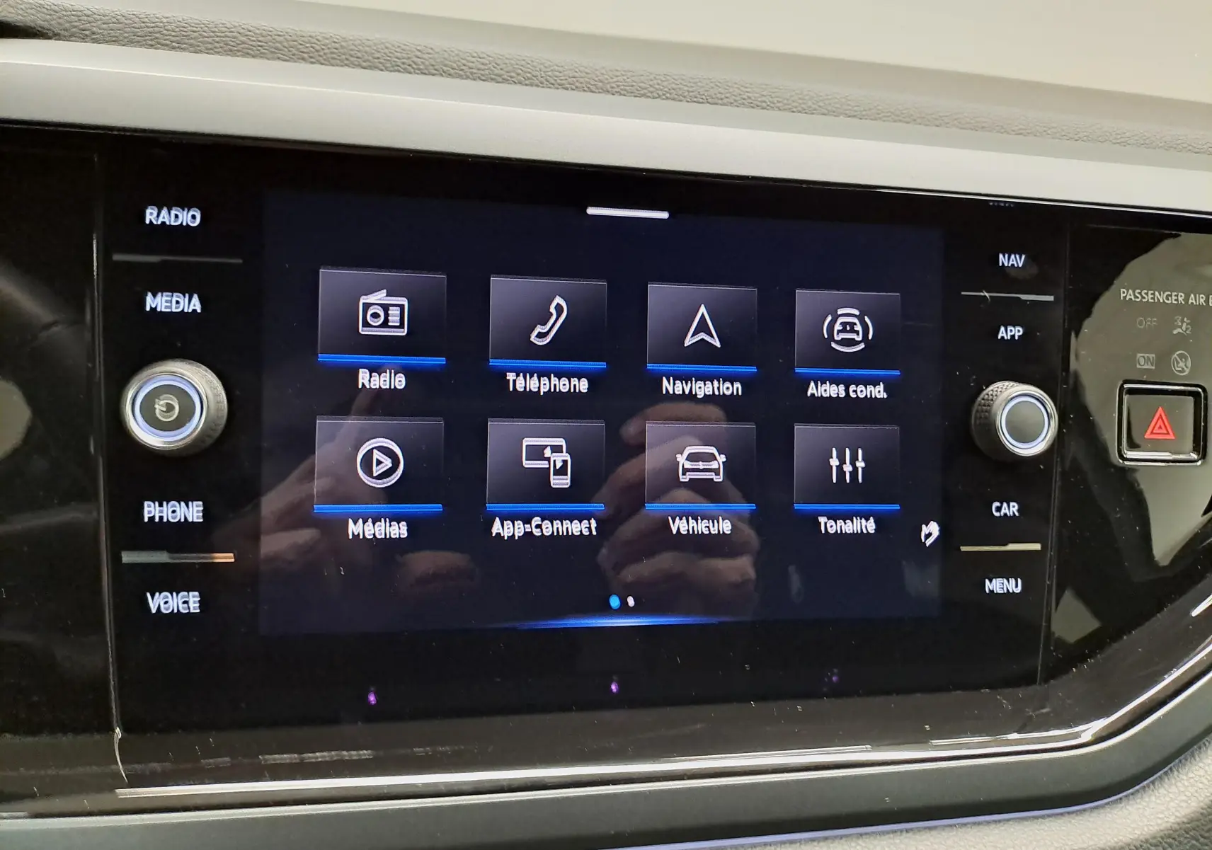 Écran tactile central du Volkswagen Taigo 1.5 TSI 150 DSG7 R-Line Edition affichant le menu multimédia et navigation.