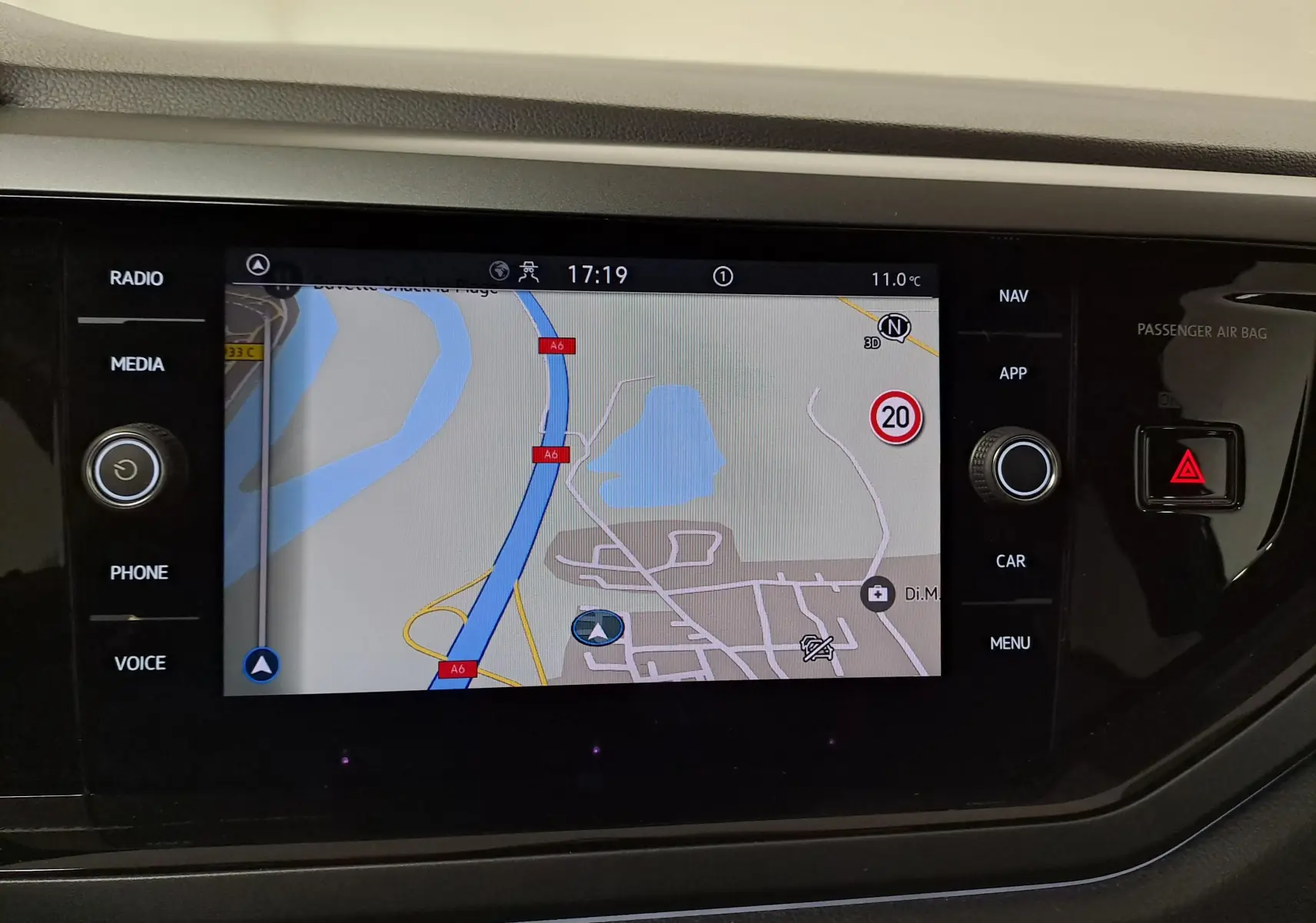 Écran tactile central du Volkswagen Taigo 2025 affichant la navigation, entouré de commandes multimédia et climatisation.