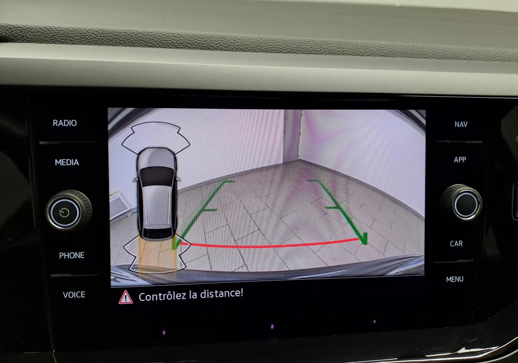 Affichage de la caméra de recul du Volkswagen Taigo 1.5 TSI 150 DSG7 R-Line Edition avec guidage de trajectoire en gris cendré.