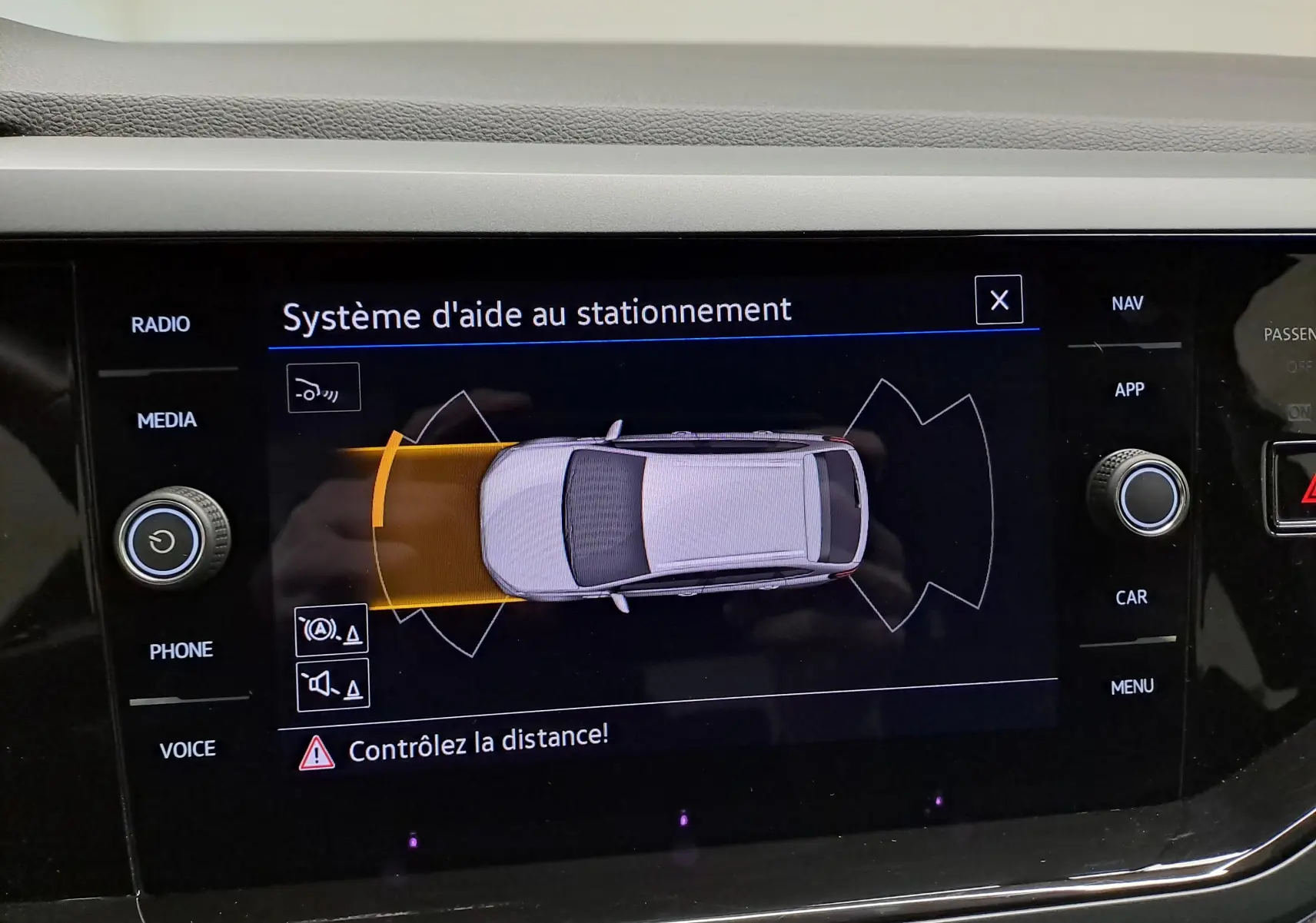 Vue de dessus de l'écran du système d'aide au stationnement du Volkswagen Taigo 1.5 TSI 150 DSG7 R-Line Edition.