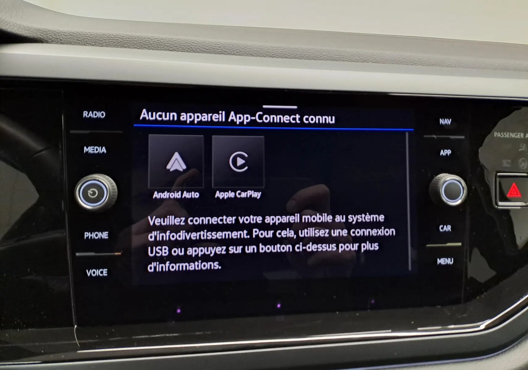 Écran tactile central du Volkswagen Taigo 2025 affichant la connexion App-Connect, avec commandes autour en finition noire brillante.