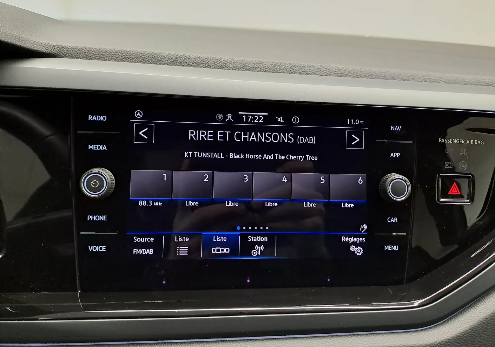 Affichage central tactile du tableau de bord du Volkswagen Taigo 2025, avec interface radio numérique et commandes autour de l'écran.