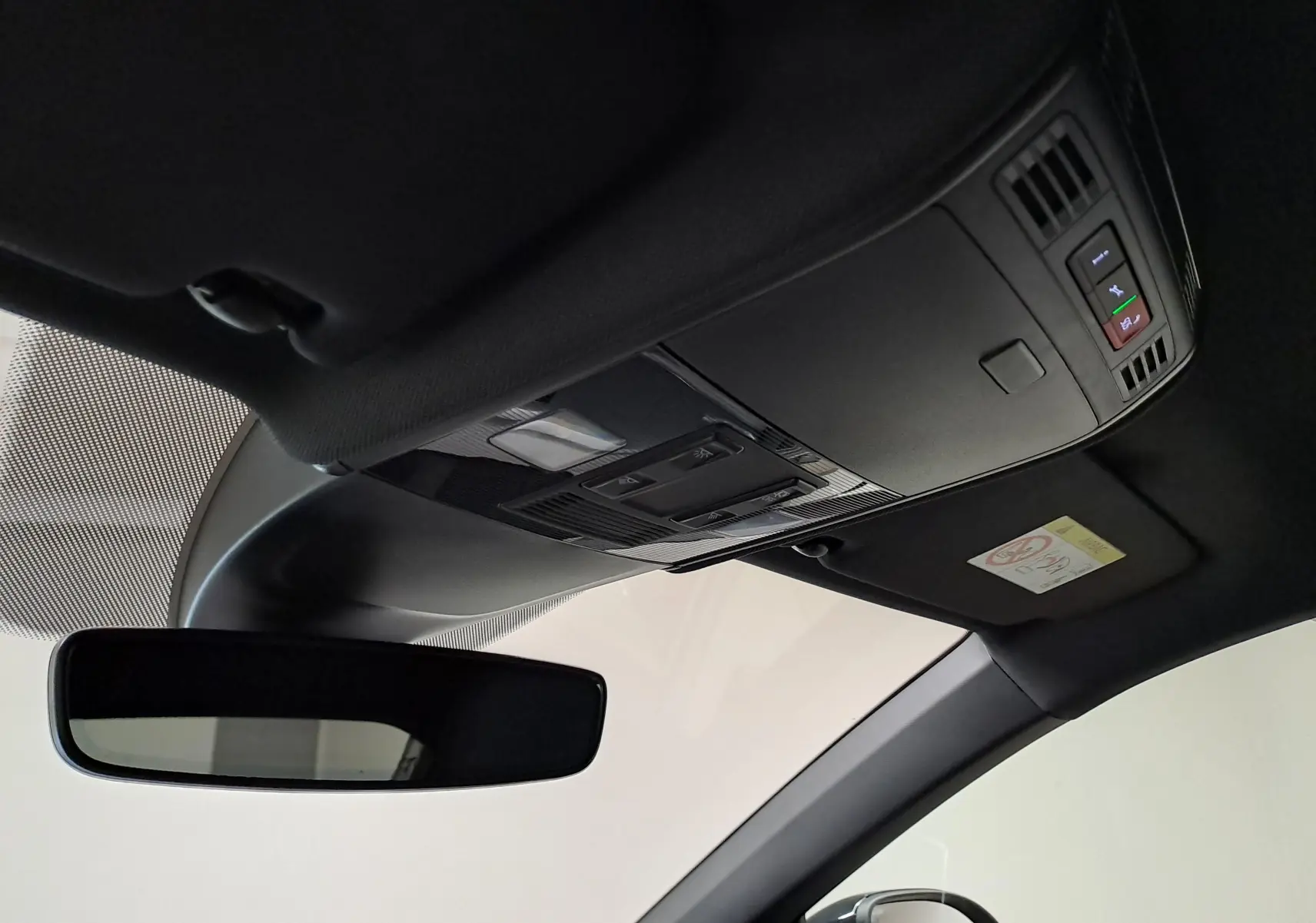 Vue intérieure du toit noir et du plafonnier avec commandes du Volkswagen Taigo 1.5 TSI R-Line Edition 2025.