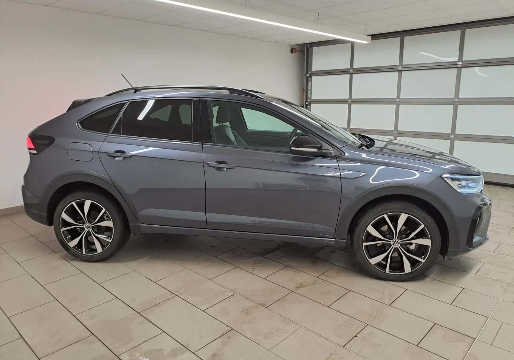 Profil droit du Volkswagen Taigo 1.5 TSI 150 DSG7 R-Line Edition gris cendré avec toit noir et jantes alliage 18 pouces.