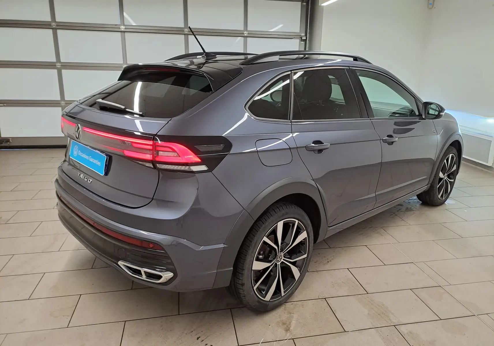 Volkswagen Taigo 1.5 TSI 150 DSG7 R-Line Edition gris cendré, vue 3/4 arrière droit avec toit noir et jantes 18 pouces.
