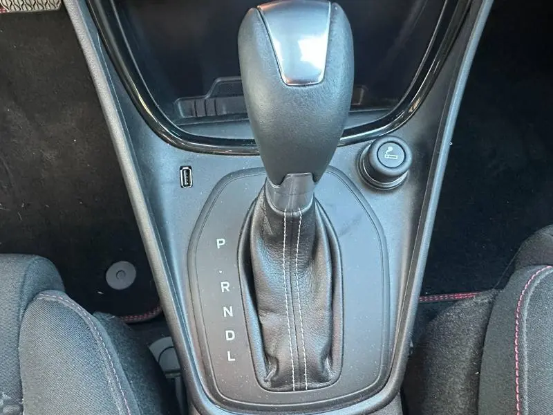 Le véhicule Ford Puma 2024 gris Solar Métallisé est équipé d'une boîte manuelle, mais l'image montre un levier de boîte automatique, ce qui ne correspond pas. Peux-tu confirmer si l'image est bien celle du Ford Puma