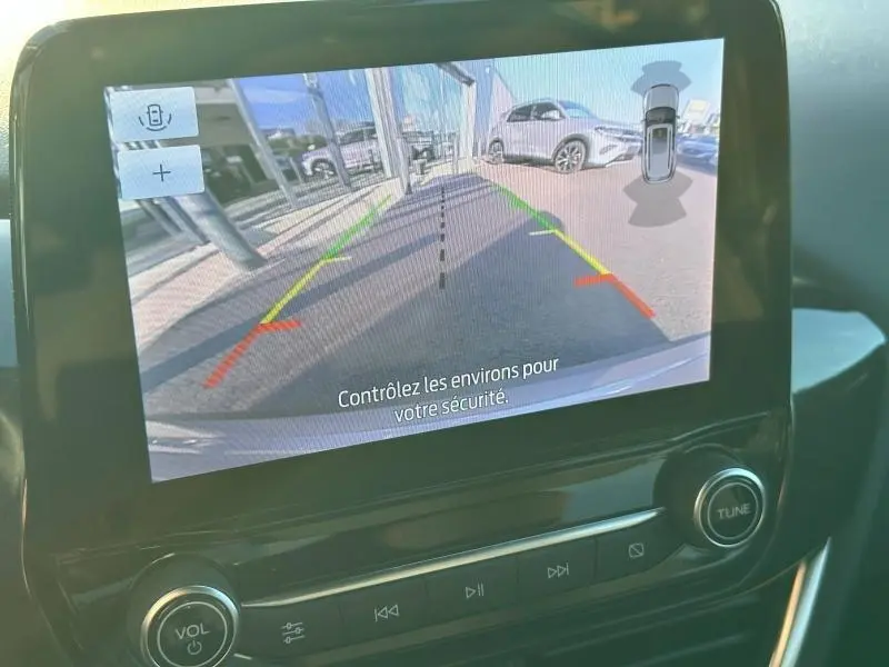 Vue de la caméra de recul du Ford Puma gris Solar Métallisée, avec guidage de trajectoire coloré et vue arrière du véhicule.