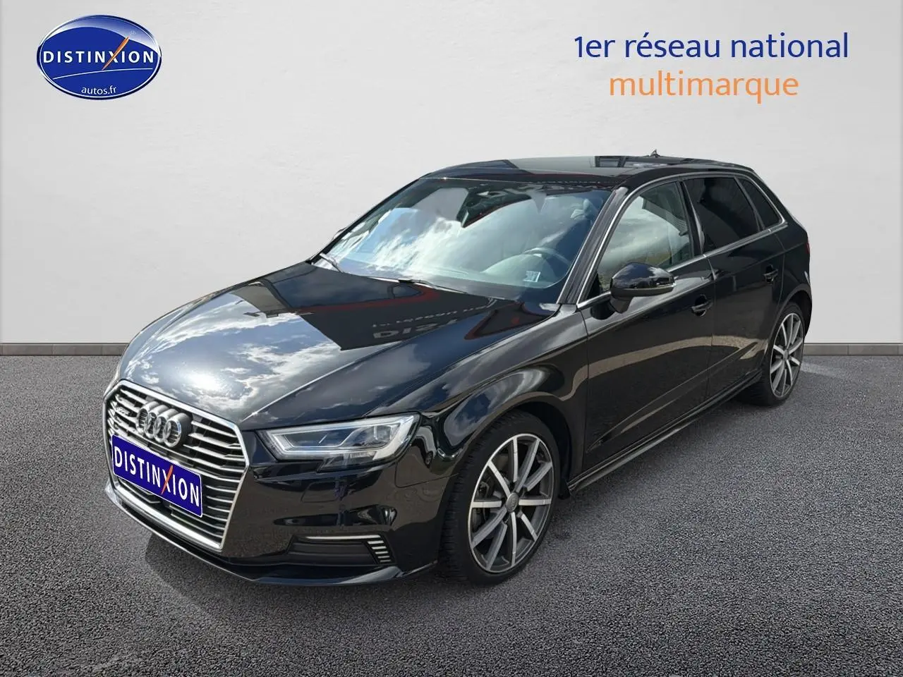 Audi A3 Sportback noir vue 3/4 avant droit avec jantes alu et toit panoramique en verre.