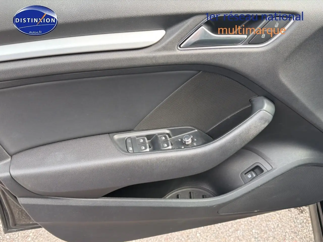 Vue rapprochée de la porte avant gauche noire d'une Audi A3 Sportback 40 e-tron avec commandes électriques.