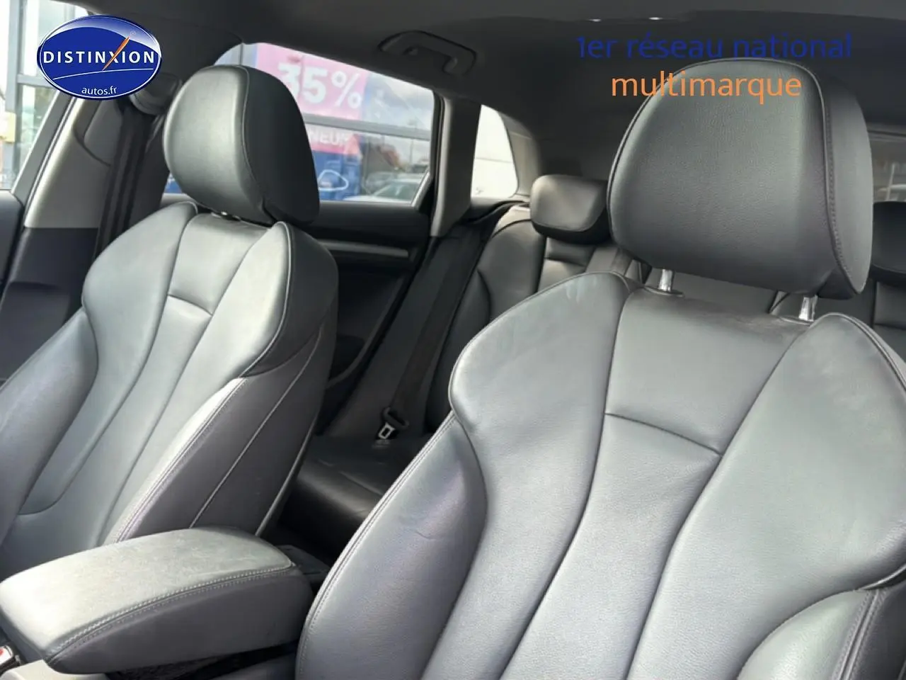 Vue intérieure rapprochée sur les sièges avant en cuir noir de l'Audi A3 Sportback 40 e-tron 2020.