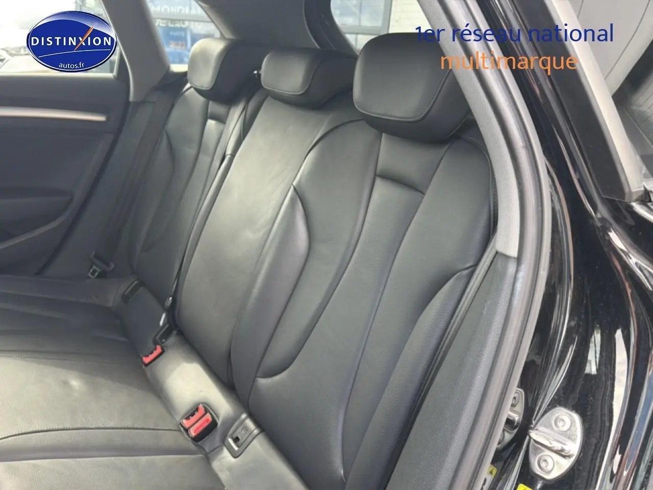Vue intérieure montrant la banquette arrière en cuir noir de l'Audi A3 Sportback 40 e-tron, porte arrière ouverte côté droit.
