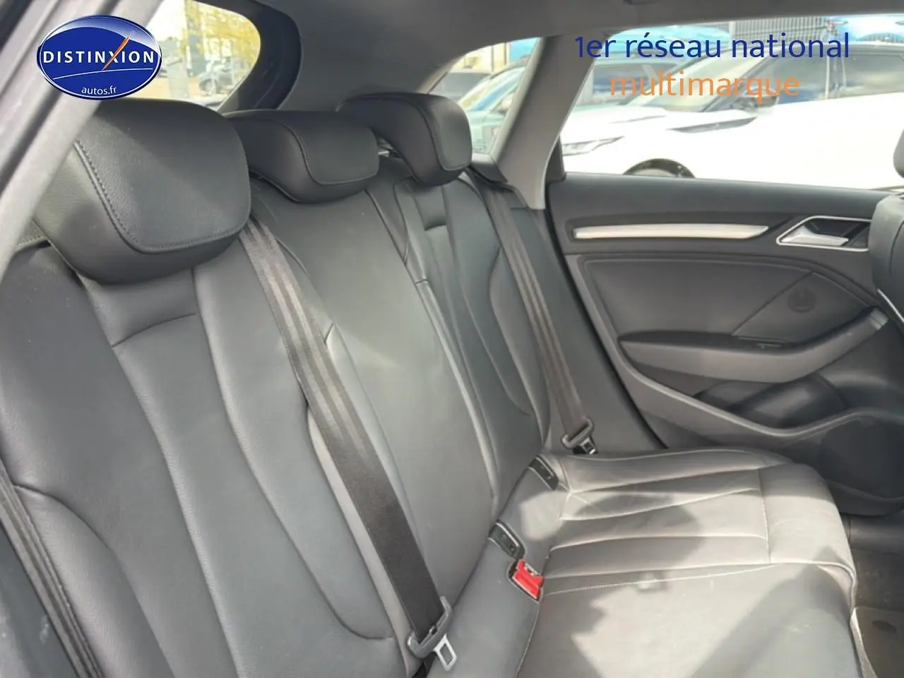 Vue intérieure côté droit montrant la banquette arrière en cuir noir de l'Audi A3 Sportback 40 e-tron 2020.