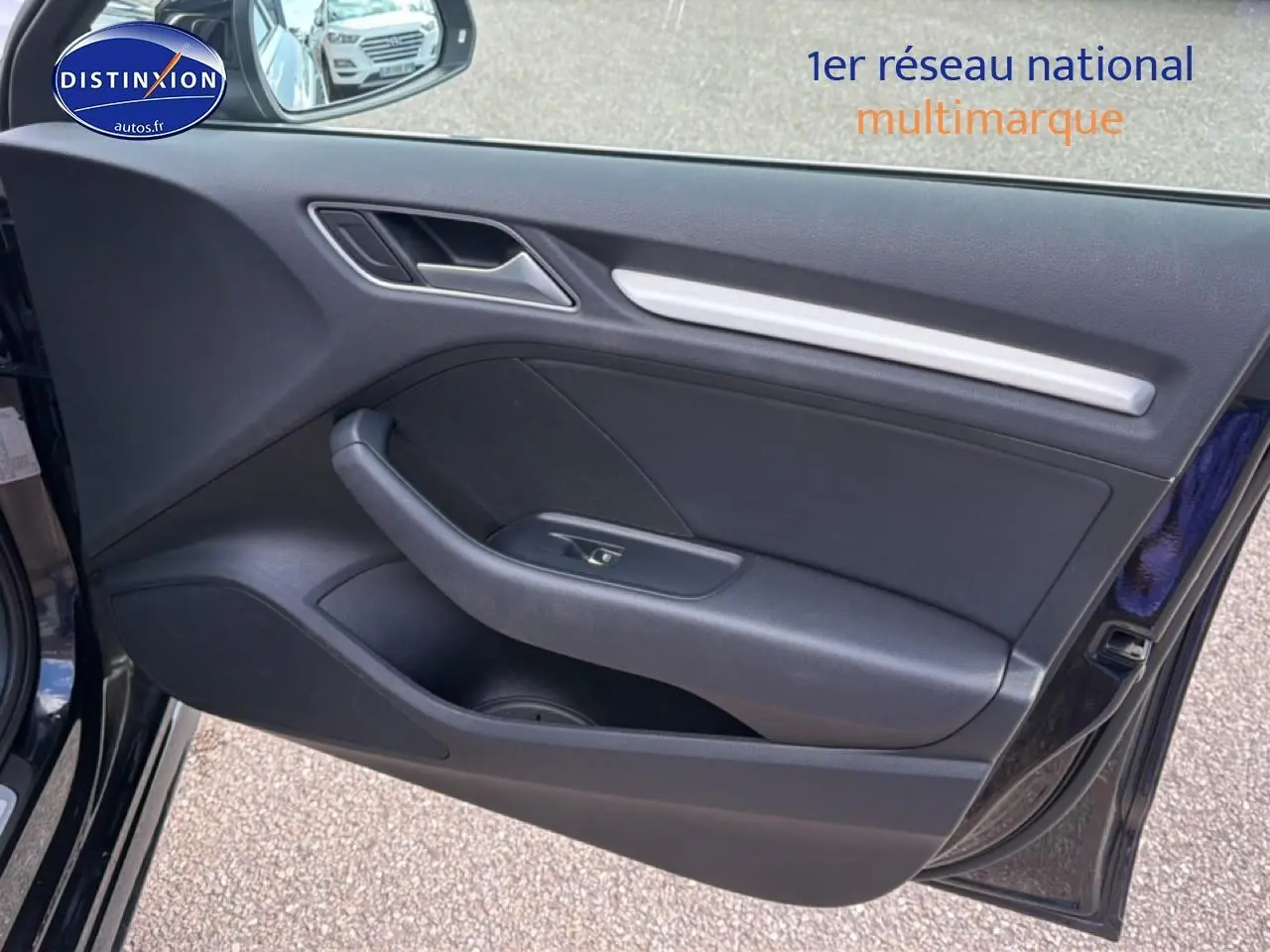 Porte avant gauche ouverte d’Audi A3 Sportback noire, montrant la garniture intérieure sobre avec insert métal.