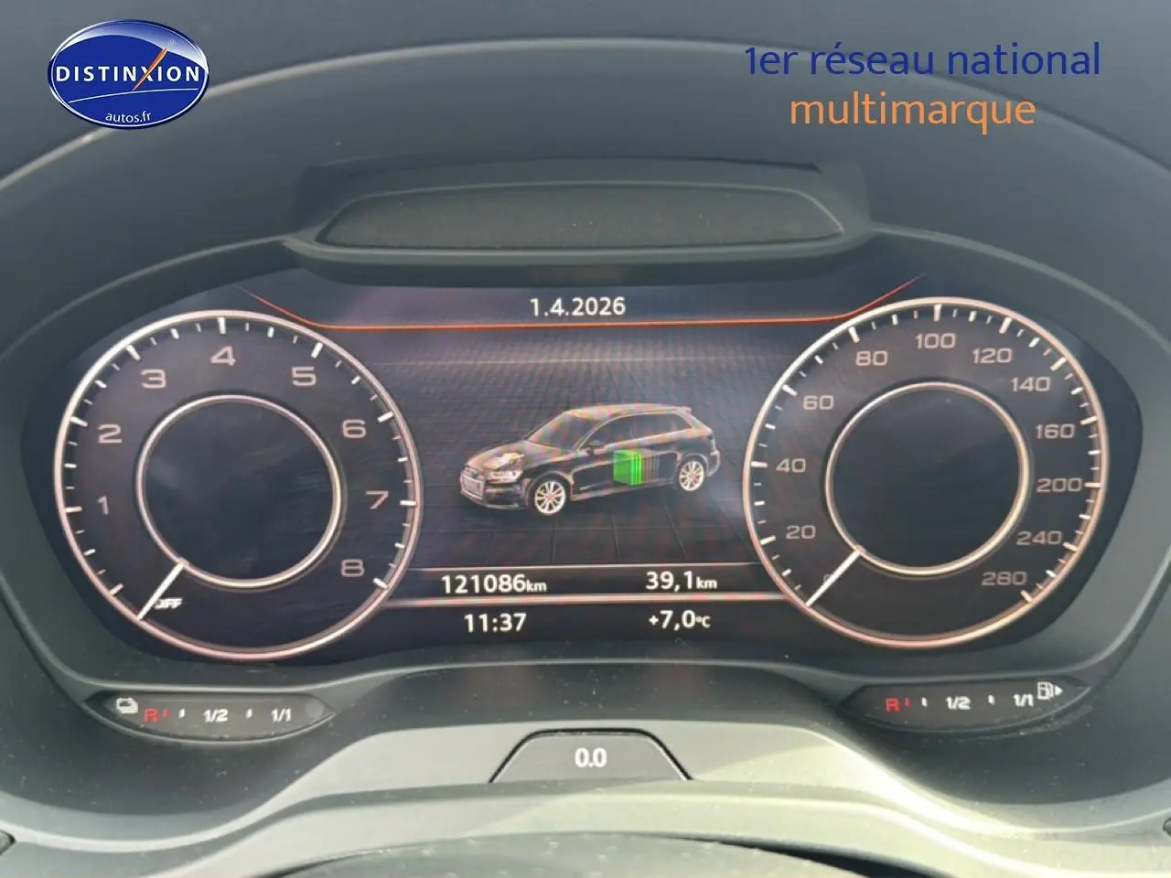 Vue rapprochée du tableau de bord numérique de l'Audi A3 Sportback noir, affichant vitesse, autonomie et température extérieure.