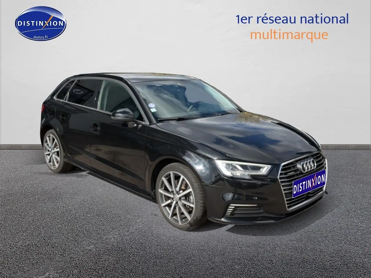 Audi A3 Sportback noir vue 3/4 avant droit avec jantes alu et calandre chromée sur fond neutre.