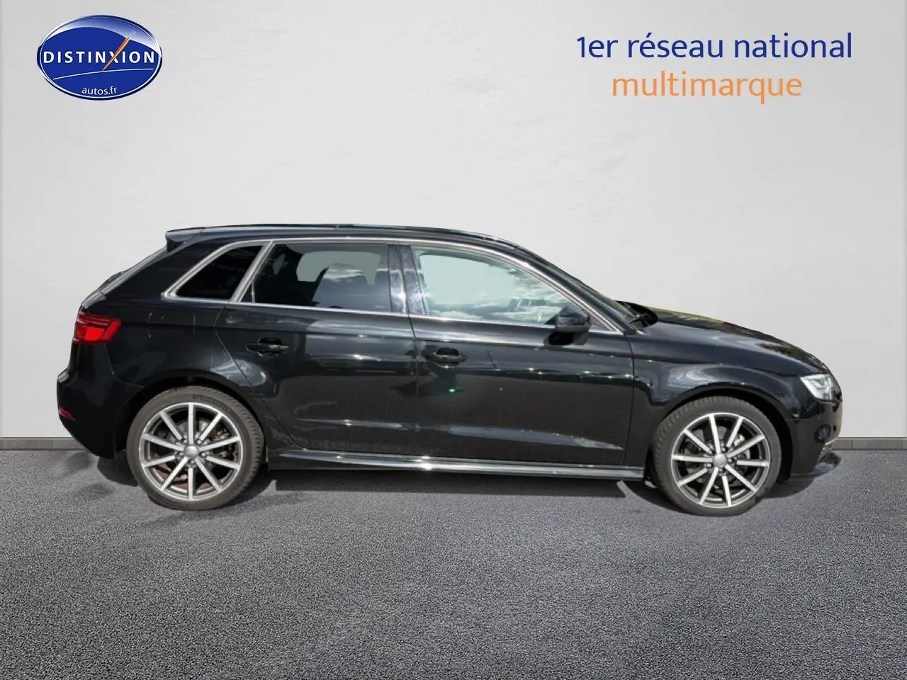 Profil côté gauche d'une Audi A3 Sportback noire de 2020 avec jantes alu et becquet arrière visible.