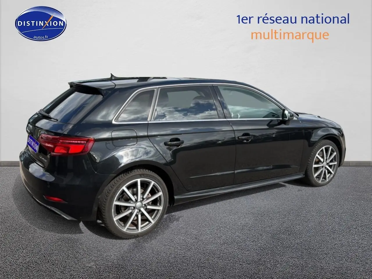 Audi A3 Sportback noir vue de profil côté droit avec jantes alu et becquet arrière visible.
