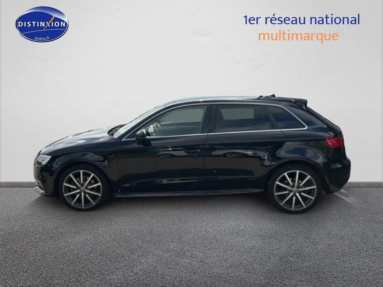Audi A3 Sportback noir vue de profil côté gauche sur fond clair avec jantes alliage distinctives.