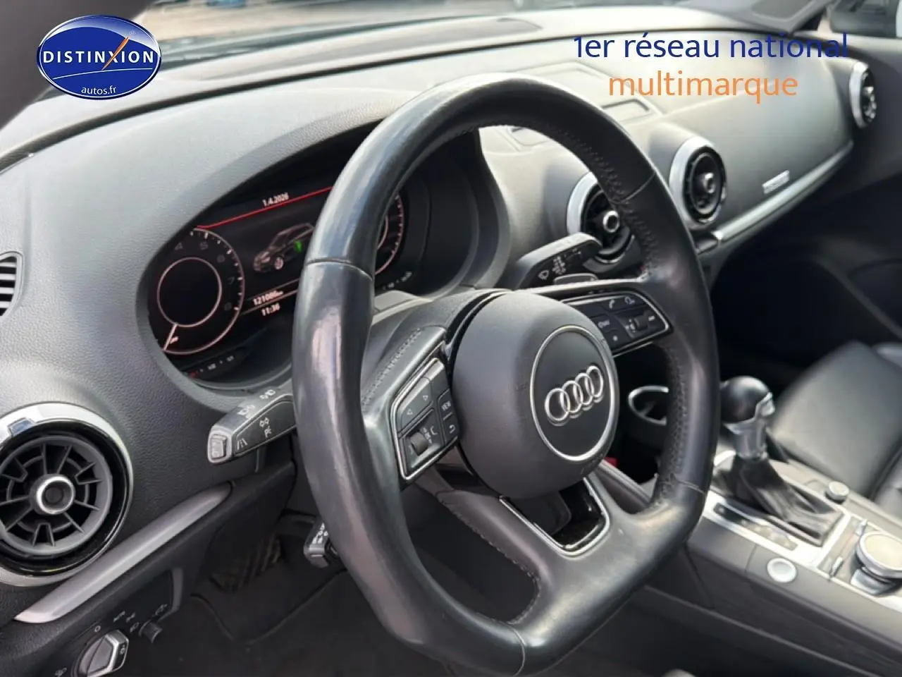 Vue intérieure centrée sur le volant cuir multifonction et tableau de bord noir de l'Audi A3 Sportback 2020.