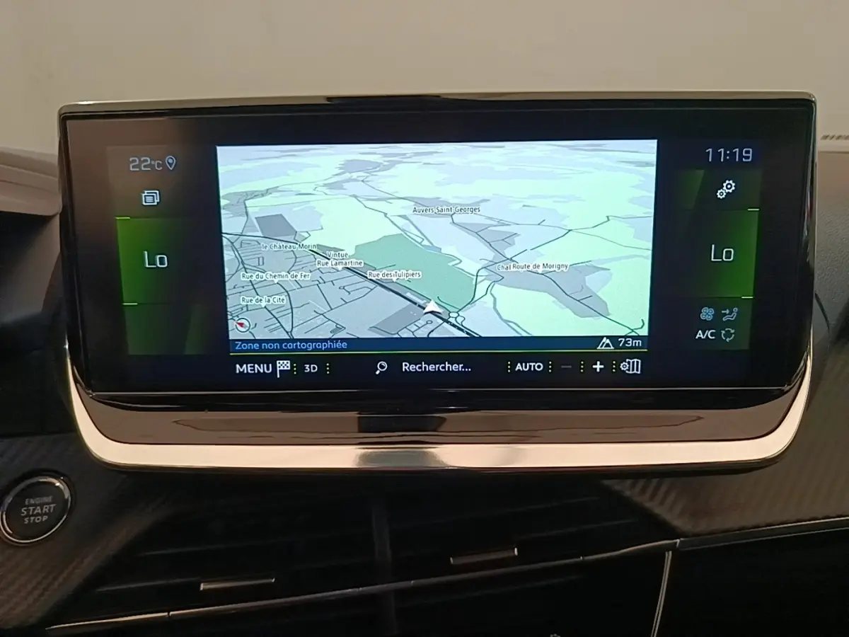 Écran tactile central affichant la navigation GPS dans l’habitacle du Peugeot 2008 blanc, vue de face.
