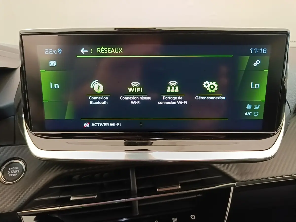 Écran tactile central de 10 pouces affichant les options réseau dans l’habitacle du Peugeot 2008 blanc.