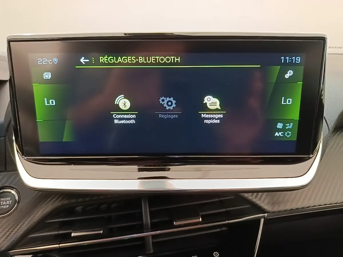 Écran tactile central du tableau de bord du Peugeot 2008 blanc, affichant les réglages Bluetooth.