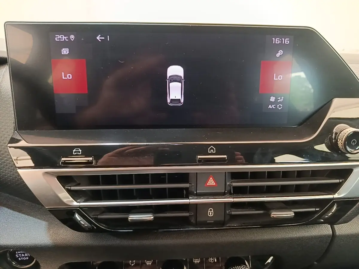 Écran tactile central de la Citroën C4 gris clair 2021 affichant la climatisation et la vue du véhicule en stationnement.