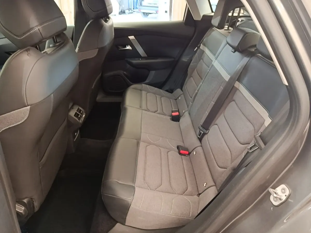 Vue côté droit de la banquette arrière grise en tissu et cuir dans une Citroën C4 PureTech 130 2021.