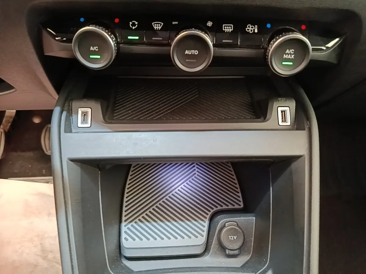 Vue rapprochée de la console centrale de la Citroën C4 gris clair, avec commandes climatisation et ports USB visibles.