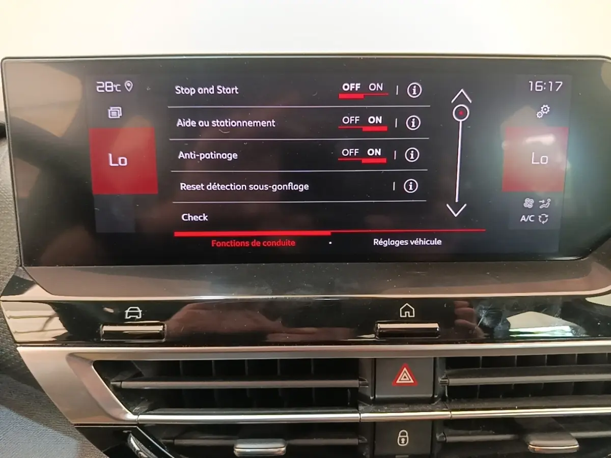 Écran tactile central de la Citroën C4 gris clair affichant les réglages d’aide à la conduite.