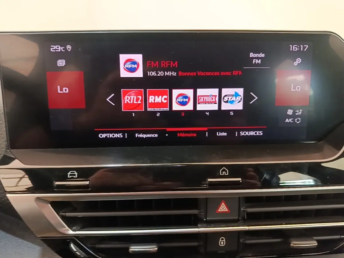 Écran tactile central de la Citroën C4 gris clair affichant la radio FM avec plusieurs stations en mémoire.