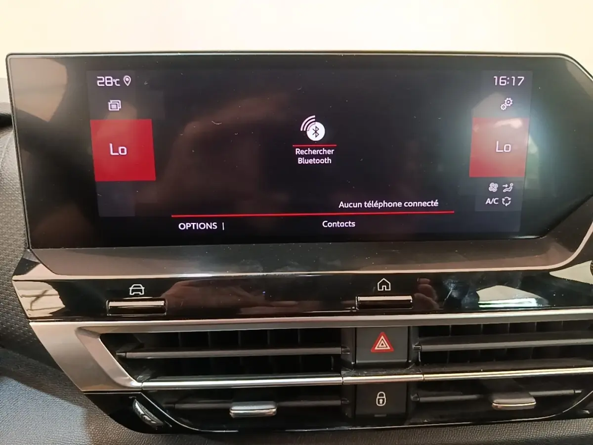 Écran tactile central de la Citroën C4 gris clair, affichant la recherche Bluetooth, vue intérieure frontale.