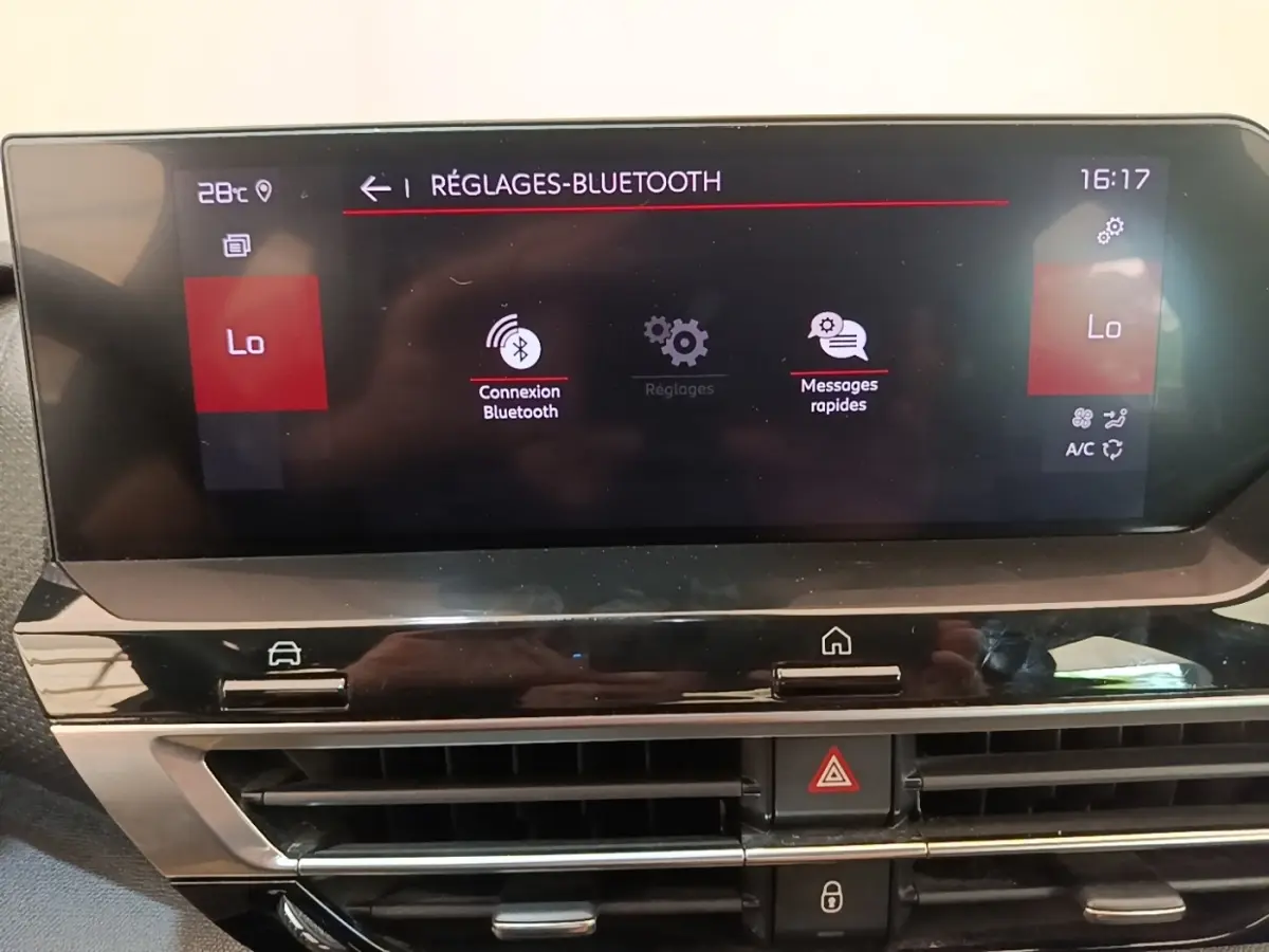 Écran tactile central de la Citroën C4 gris clair, affichant les réglages Bluetooth et climatisation en mode Lo.