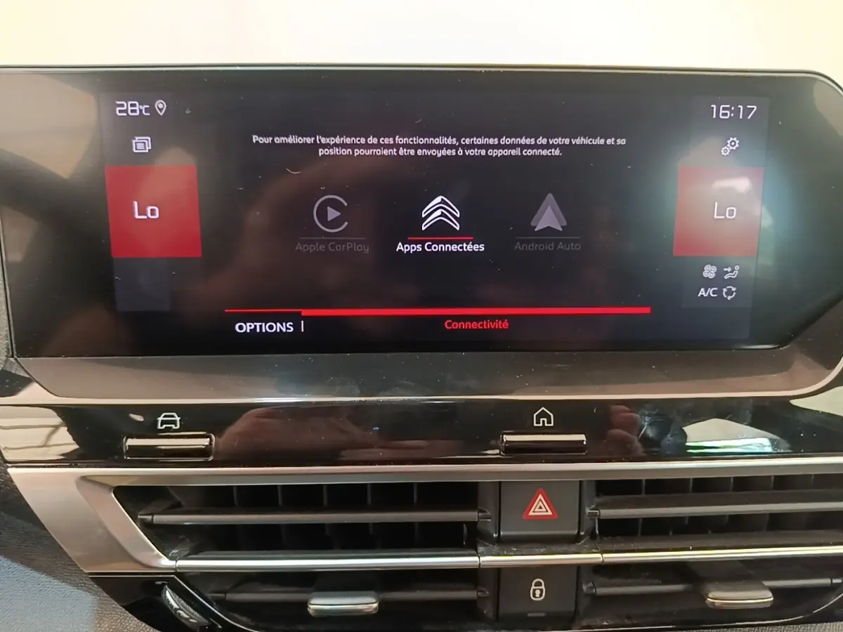 Écran tactile central de la Citroën C4 gris clair, affichant les options Apple CarPlay et Android Auto.