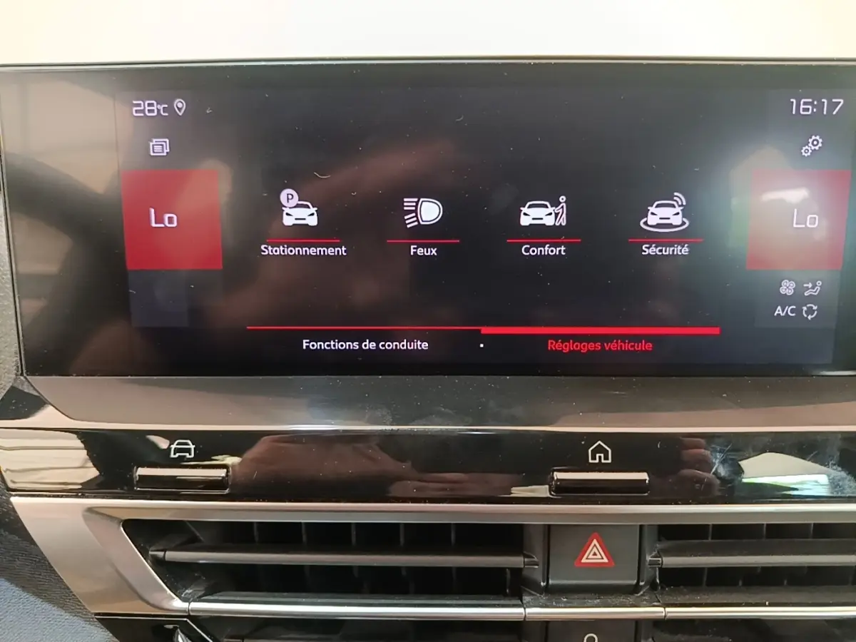 Écran tactile central de la Citroën C4 gris clair, affichant les réglages de conduite et climatisation.