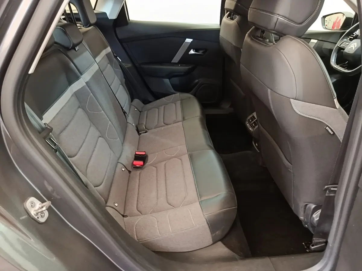 Vue intérieure côté gauche sur la banquette arrière grise et noire d'une Citroën C4 2021 avec sièges 3 places et détails cuir.
