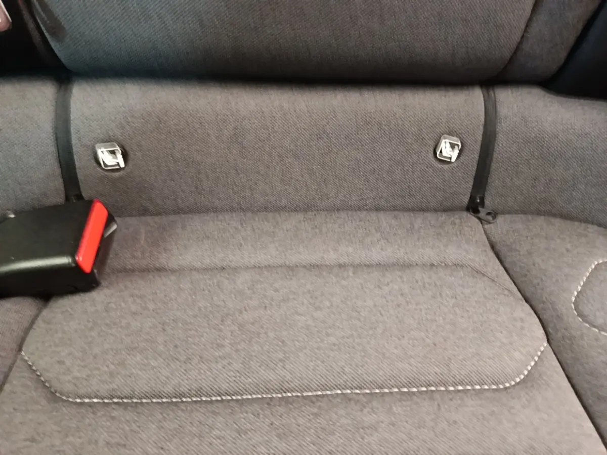 Gros plan sur la banquette arrière grise de la Citroën C4 avec ceinture de sécurité et fixations Isofix visibles.