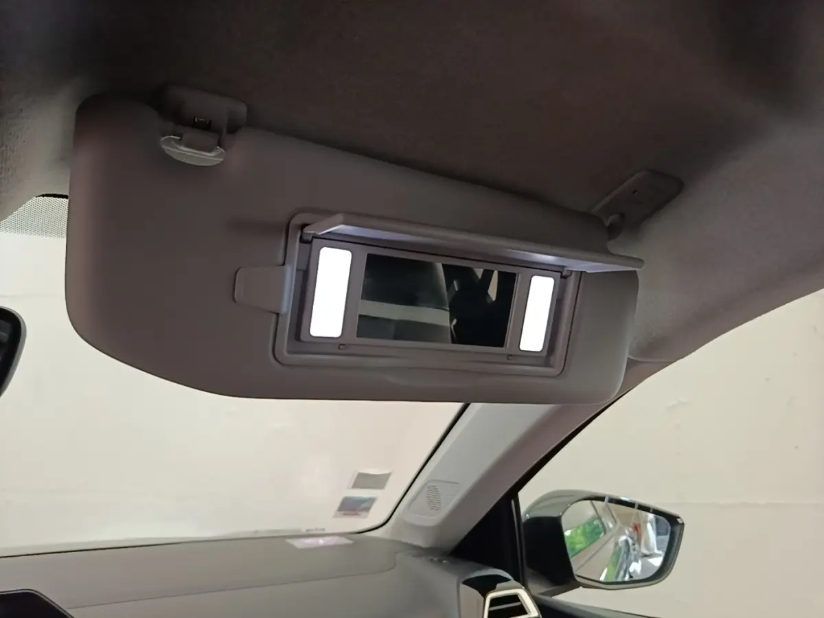 Détail intérieur du pare-soleil avec miroir éclairé côté conducteur de la Citroën C4 gris clair 2021.