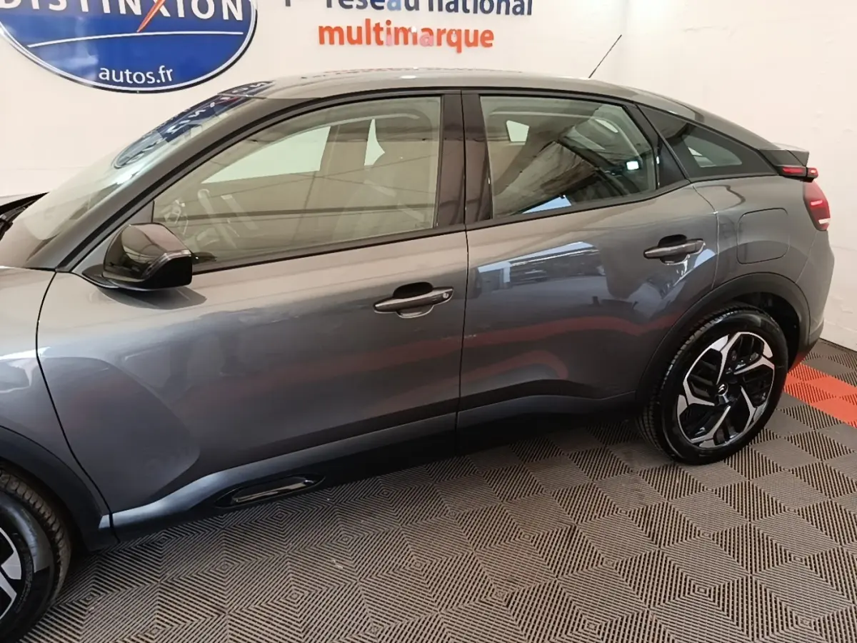 Vue de profil côté droit d'une Citroën C4 gris clair 2021 avec jantes noires et toit noir contrasté.