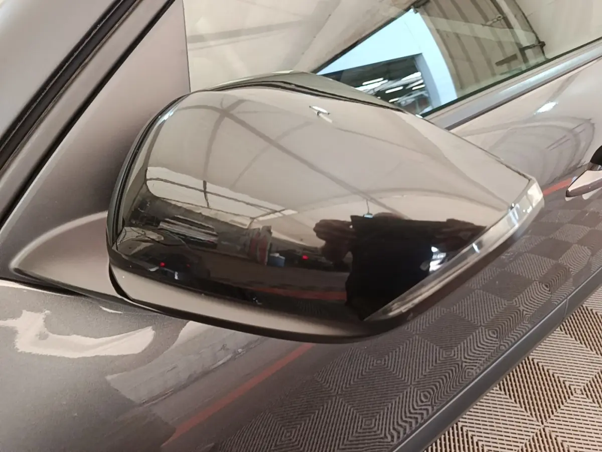 Rétroviseur côté gauche gris clair de la Citroën C4 2021, avec carrosserie et partie de la porte visibles.