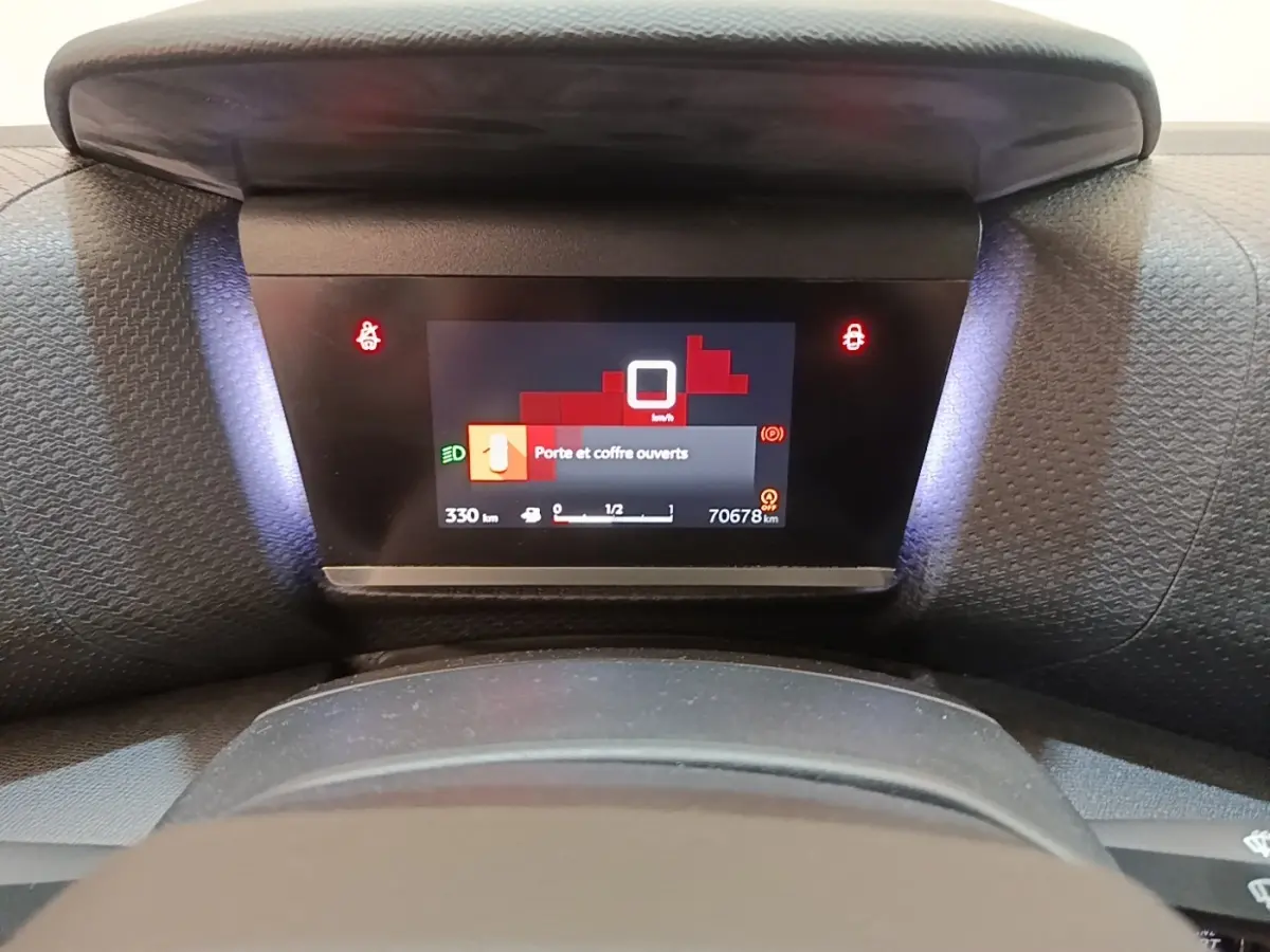 Tableau de bord numérique de Citroën C4 gris clair, affichant l'alerte porte et coffre ouverts.